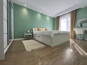 3 bedrooms, desk, iron/ironing board, free WiFi
