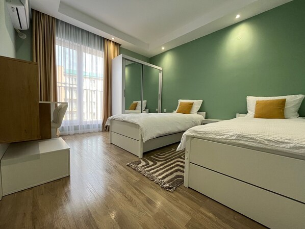 3 habitaciones, escritorio, tabla de planchar con plancha y wifi gratis