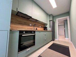 Frigorifero, microonde, forno, piano cottura