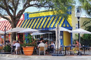 Outdoor dining - Boho Bungalow on Bahia Vista, 10 minutes to everything!! (Sarasota)