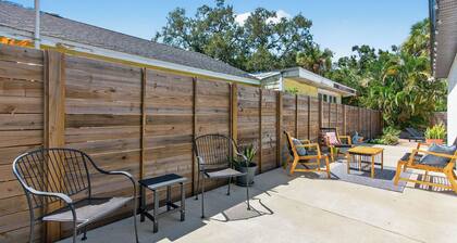 Boho Bungalow on Bahia Vista, 10 minutes to everything!!