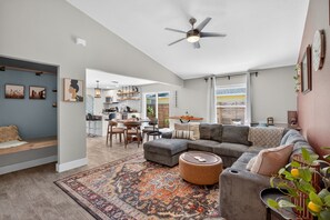 TV - Boho Bungalow on Bahia Vista, 10 minutes to everything!! (Sarasota)