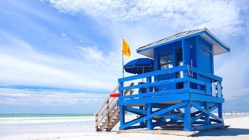 Boho Bungalow · 10 Minutes to Siesta Key Beach and 5 Minutes to Downtown.