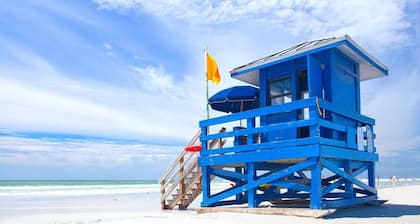 Boho Bungalow · 10 Minutes to Siesta Key Beach and 5 Minutes to Downtown.