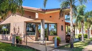 Un edificio con recepción, un letrero que dice "Nicolaus Club" y un cartel de WiFi.
