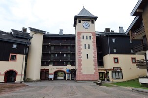 Un bâtiment doté d’une tour horlogée, de nombreux balcons et d’une enseigne indiquant « Le Grand Morillon ».