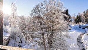 A snowy landscape with a wooden cabin and a snow-covered path leading to it. - Residence Le Grand Morillon (Morillon)