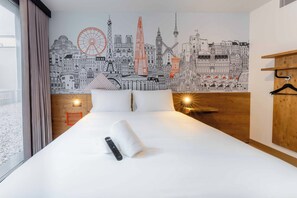 Accessible Double Room | Memory-foam beds, desk, blackout curtains, soundproofing - easyHotel Valencia Ciutat Vella (Valencia)