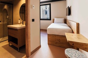 Single Room | Memory-foam beds, desk, blackout curtains, soundproofing - easyHotel Valencia Ciutat Vella (Valencia)