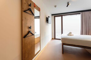 Accessible Double Room | Memory-foam beds, desk, blackout curtains, soundproofing - easyHotel Valencia Ciutat Vella (Valencia)