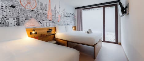 Habitación triple estándar | Camas con efecto memoria, escritorio y cortinas blackout