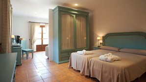 A hotel room with a bed, a desk, a wardrobe, and a bathroom. - Son Marge Sl.l (Ses Salines)