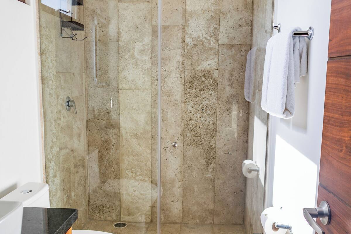 Ein modernes Badezimmer mit Duschkabine, Toilette und Waschbecken.