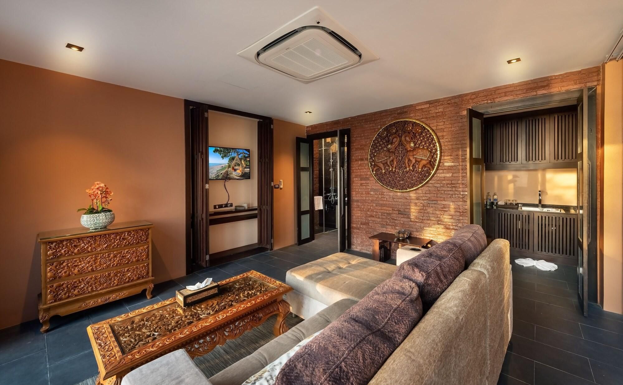 Ein modernes Wohnzimmer mit einer Couch, einem Holztisch und einer Wanddekoration.