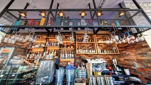 Bar (trong khuôn viên)