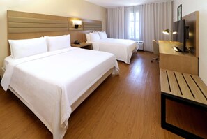 客房內保險箱、書桌、熨斗/熨衣板、鬧鐘