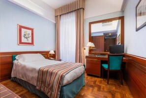 A hotel room with a bed, desk, chair, and a mirror. - Hotel Crivi's (Milan)