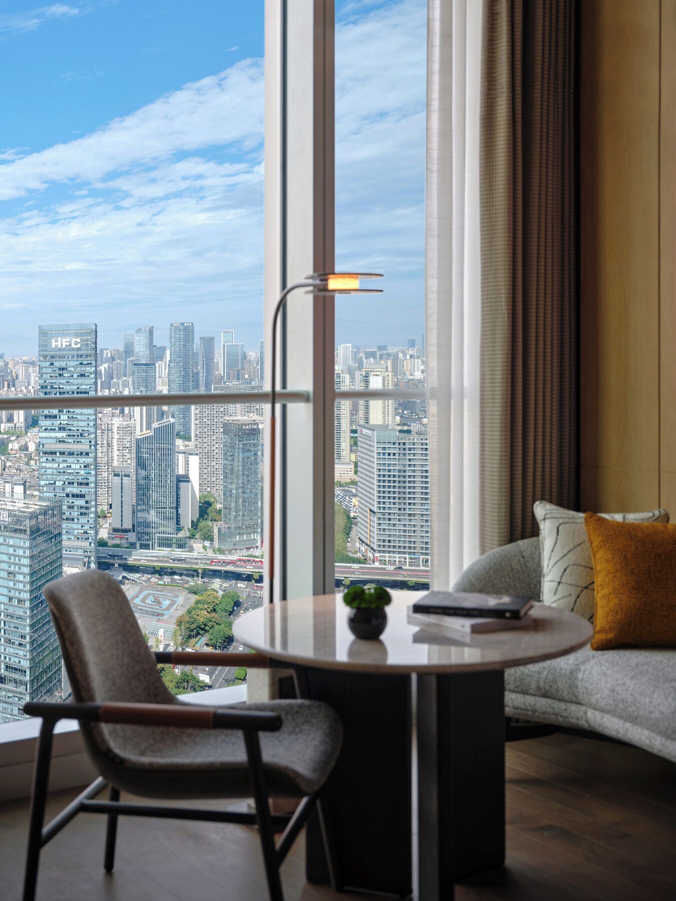 Habitación, 2 camas individuales, vistas a la ciudad | Minibar, caja fuerte, cortinas opacas y sistema de insonorización