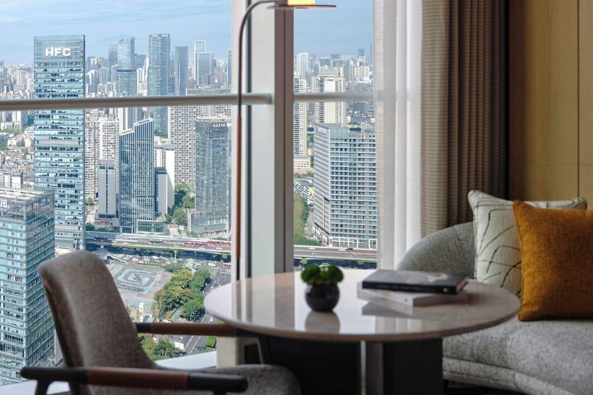 Habitación, 2 camas individuales, vistas a la ciudad | Minibar, caja fuerte, cortinas opacas y sistema de insonorización