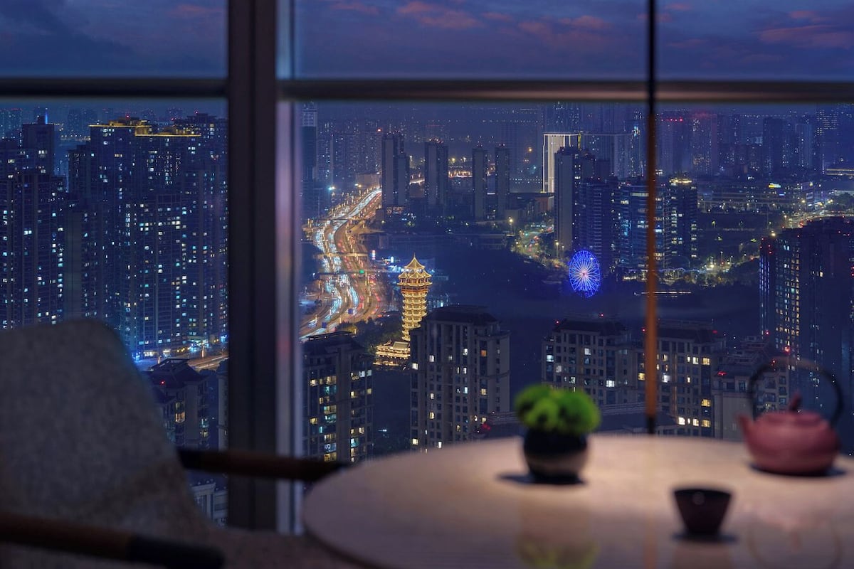 Habitación, 1 cama de matrimonio grande, vistas a la ciudad | Minibar, caja fuerte, cortinas opacas y sistema de insonorización