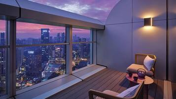 Camera, 1 letto king, balcone, vista città | Minibar, una cassaforte in camera, tende oscuranti, insonorizzazione