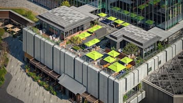 2 restaurants, breakfast served