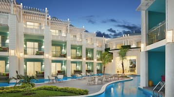 Resort com várias varandas, piscina e áreas de estar ao ar livre.