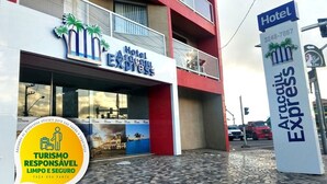 Un hotel llamado 'Hotel Express' con un cartel que indica que pertenece a la cadena 'Aracaju Express'.