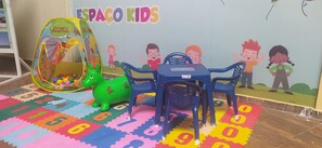 A children's play area with a ball pit, a green toy elephant, and blue plastic chairs. - Hotel Aracaju Express (Aracaju)