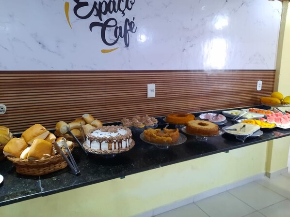 A buffet counter with various baked goods and desserts. - Hotel Aracaju Express (Aracaju)