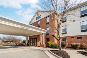 A Comfort Inn & Suites with a clear sign indicating 'CLEARANCE 10' and a covered parking area. - Comfort Inn & Suites Lexington South (Lexington)