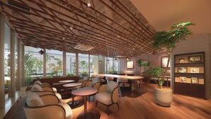 Un intérieur moderne avec un plancher en bois, des coins salon et de grandes fenêtres offrant une vue sur l’extérieur.