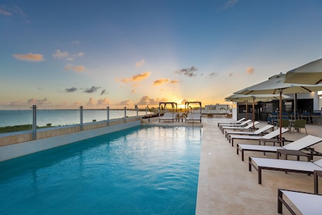 Pool. Residence Inn Cancun