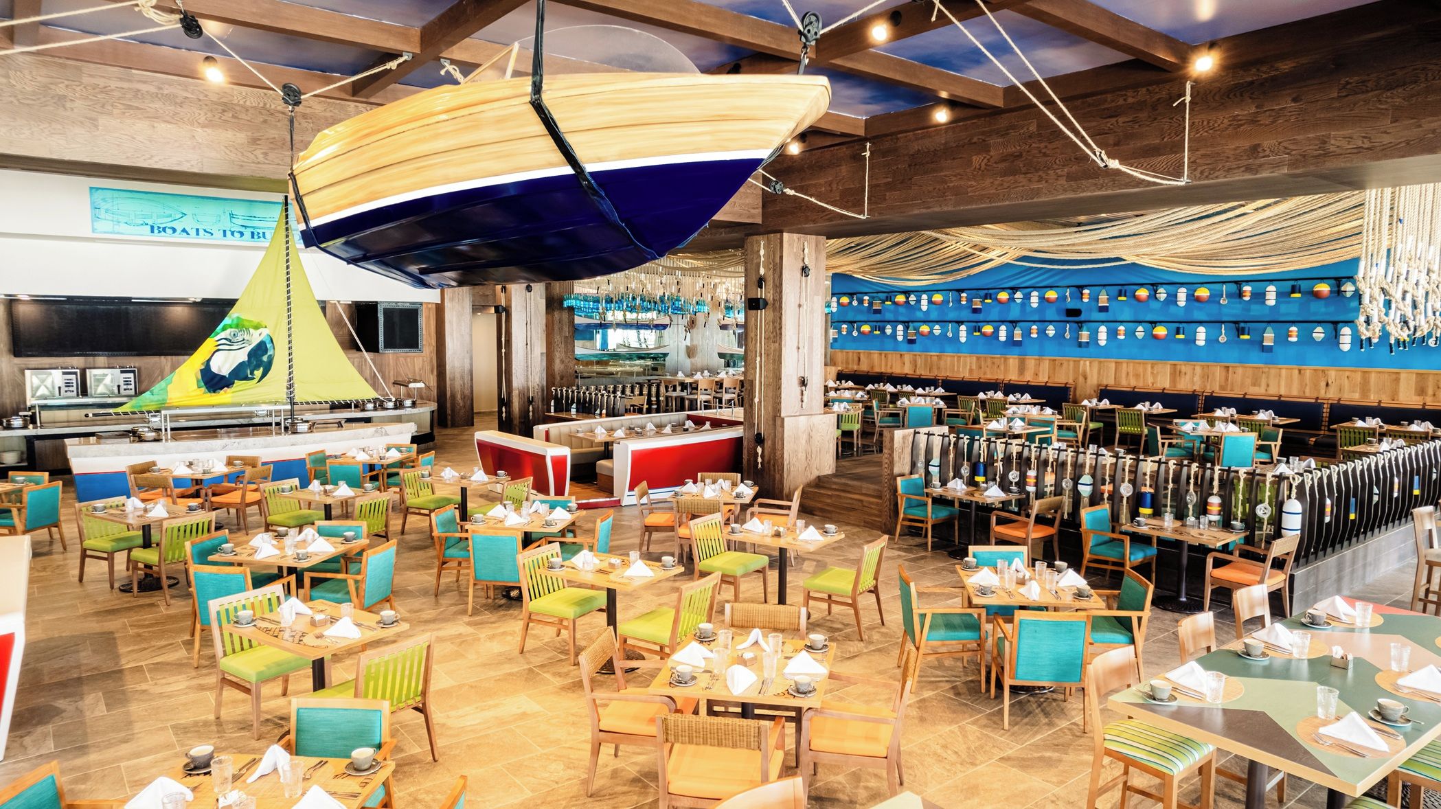 Een restaurant met meerdere eetgedeeltes, een bar en een keuken.