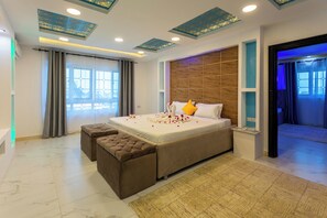 Minibar, in-room safe, desk, iron/ironing board