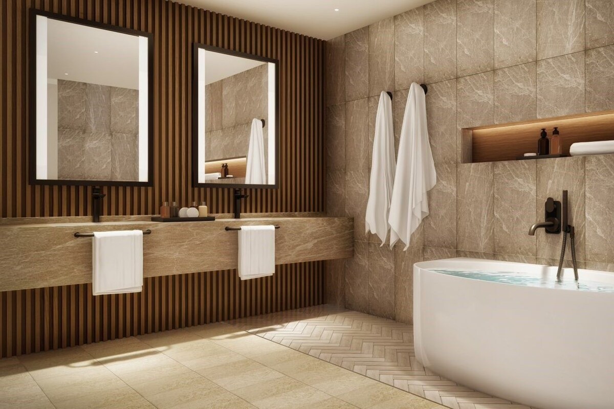 Une salle de bain moderne avec une baignoire sur pieds, un lambris en bois et un grand miroir.