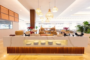 Ein reichhaltiges Buffet mit verschiedenen Speisen und einem modernen Ambiente.