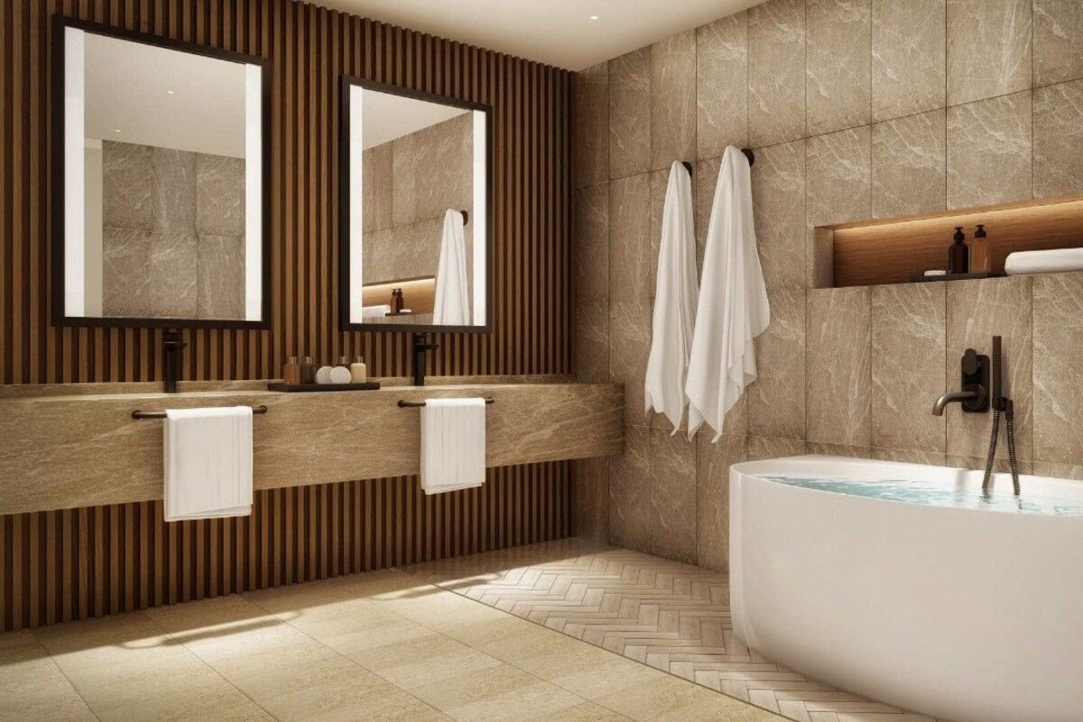 Une salle de bain moderne avec une baignoire sur pieds, un lambris en bois et un grand miroir.