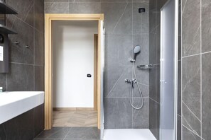 A modern bathroom with a shower, a toilet, and a sink. - B&B Hotel Passo Tre Croci Cortina (Cortina d'Ampezzo)