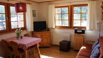 Fernseher, DVD-Player, Tischtennisplatte, Stereoanlage