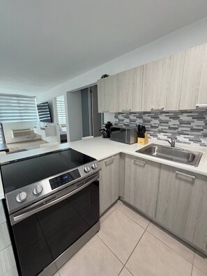 Réfrigérateur, micro-ondes, four, plaque de cuisson