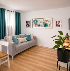 Smart TV, fireplace, books, computer monitors - MTR Apart Longueuil/Montreal Corporate & family Stays |Furnished & All-Inclusive (Longueuil)