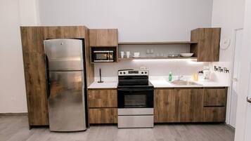 Køleskab, mikrobølgeovn, ovn, kogeplade