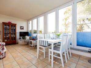 Dining - Apartment 'Direkt Am See' with Lake View, Private Terrace and Wi-Fi (Malchow)