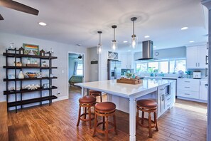 Frigorifero, microonde, forno, piano cottura