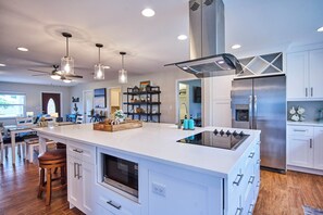 Réfrigérateur, four à micro-ondes, un four, surface de cuisson