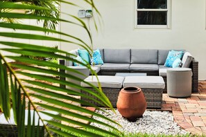 Terrace/patio - St. Pete Beach 1 blk l 3 King beds l Sleeps 12 (St. Pete Beach)