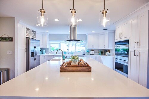 St. Pete Beach 1 blk l 3 King beds l Sleeps 12