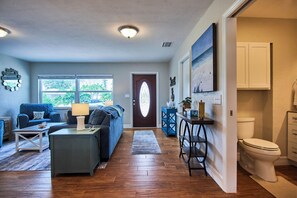 Interior - St. Pete Beach 1 blk l 3 King beds l Sleeps 12 (St. Pete Beach)