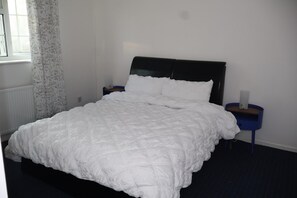 3 habitaciones, tabla de planchar con plancha, wifi y ropa de cama 